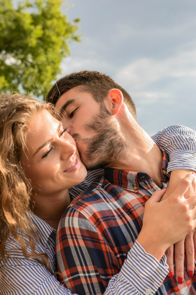 10 SURE SIGNS HE PRETENDS TO LOVE YOU